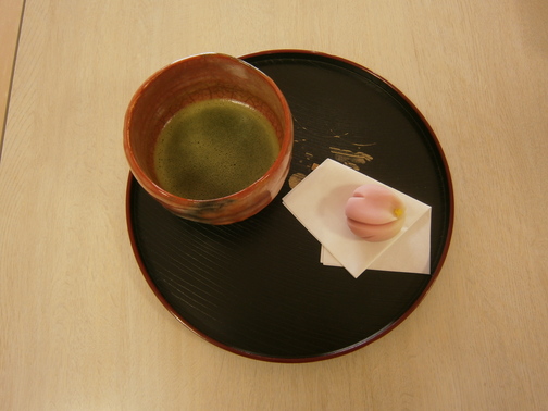 児童館の子供たちが美味しいお茶を点ててくれました。(＾◇＾)
